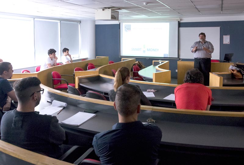 expositor en evento del cedex universidad de palermo