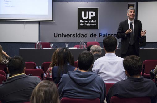 Justin Brooks brindó una conferencia en la UP