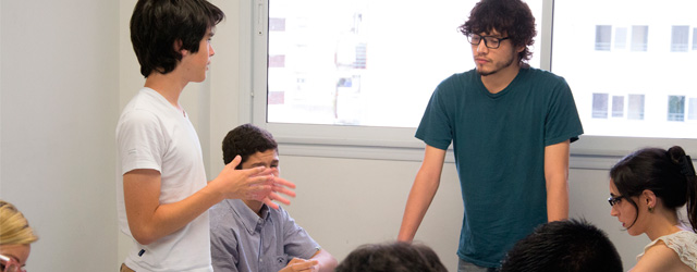 Miembros de la Sociedad de Debate en acción Miembros de la Sociedad de Debate en acción