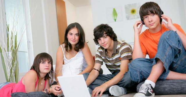 Tecnología e Indumentaria: qué prefieren los jóvenes a la hora de comprar