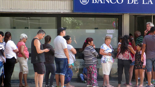 A contramano de la región, la mitad de los argentinos aún no tiene cuenta bancaria