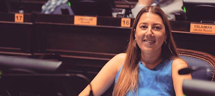   María Fernanda Bevilacqua, Diseñadora de Indumentaria UP y diputada provincial, combinó su pasión por emprender y ayudar a otros  