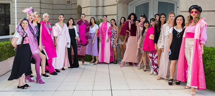   Estudiantes de Diseño de moda presentaron sus creaciones en un desfile solidario en el Hipódromo  