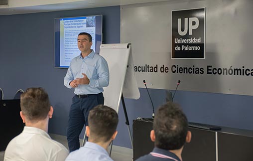 El Dr. Andreas Antonopoulos, rector de la University of New York in Prague, disertó en la UP sobre startups