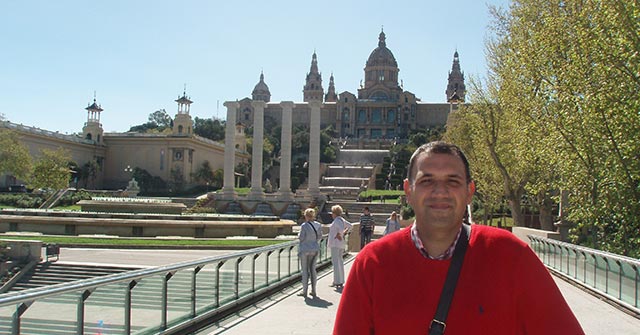 Mariano Villafañe Fernández vive en España y estudia online la carrera de Administración UP