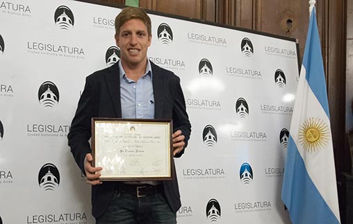 El campeón mundial de nado y estudiante UP, Damián Blaum, distinguido por la Legislatura Porteña como Personalidad Destacada del Deporte