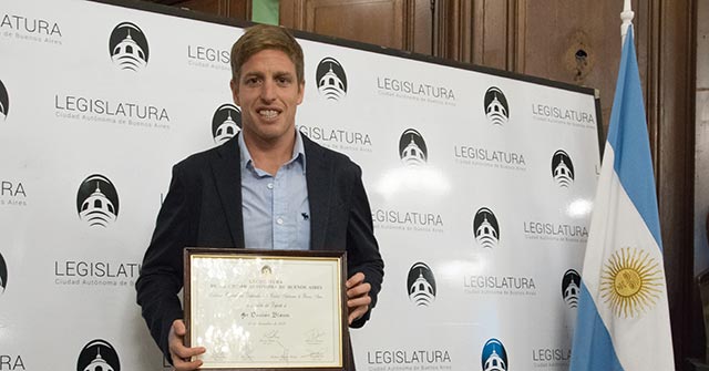 El campeón mundial de nado y estudiante UP, Damián Blaum, distinguido por la Legislatura Porteña como Personalidad Destacada del Deporte