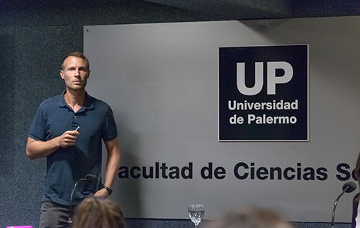 El reconocido Dr. James Fairbairn brindó una clase sobre <em>Mentalization Based Therapy</em>