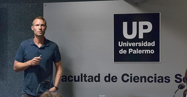 El reconocido Dr. James Fairbairn brindó una clase sobre <em>Mentalization Based Therapy</em>