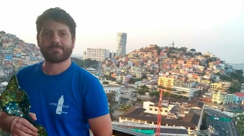 El Ing. Lucas Herrero, profesor UP, creó Litro de Luz Argentina, ganador del Premio Latinoamérica Verde, para ayudar a comunidades vulnerables