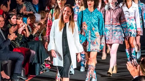 La argentina que triunfó en Nueva York con su ropa de lluvia y ahora la usará para promover a artistas de Ituzaingó