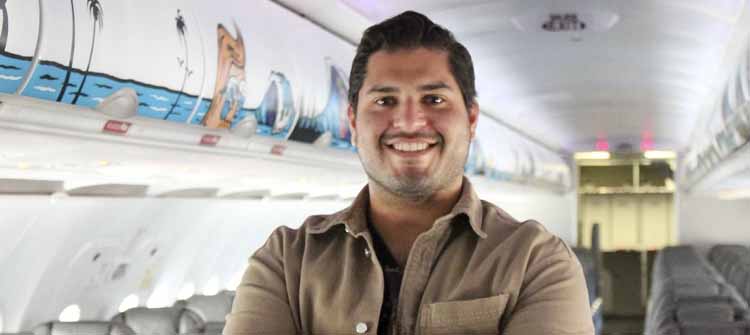   Armando Marquez, Diseñador de Ilustración UP, pintó el interior del avión Surf City de Avianca  