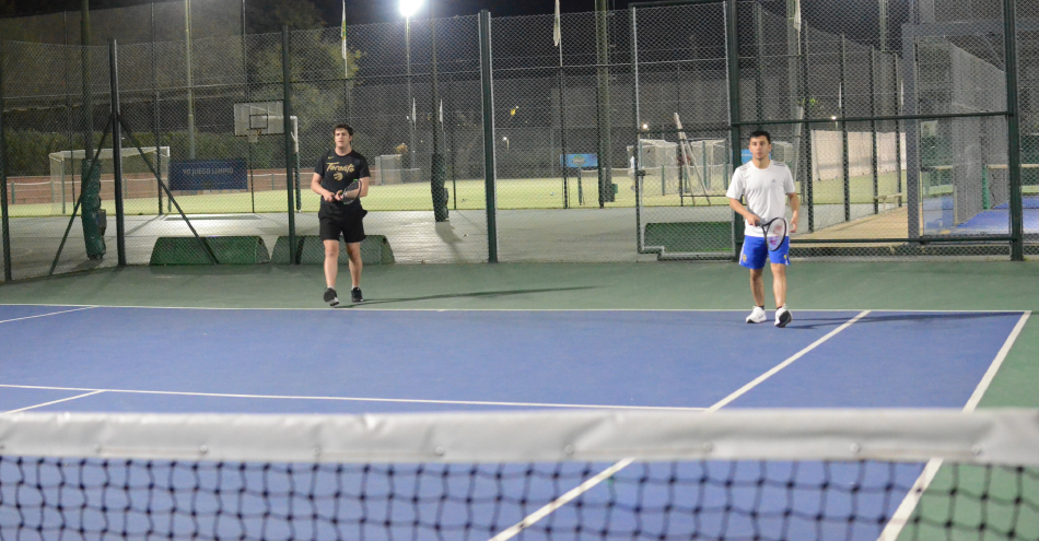 Practica tu revés con Tenis UP