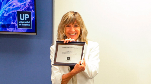 Josefina Helguera, licenciada de Marketing UP y cofundadora de Rapsodia, recibió un homenaje de la UP