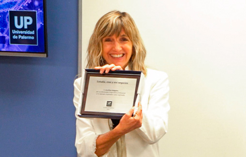 Josefina Helguera, licenciada de Marketing UP y cofundadora de Rapsodia, recibió un homenaje de la UP