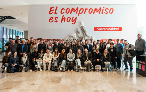 Estudiantes UP visitaron las oficinas del Banco Santander