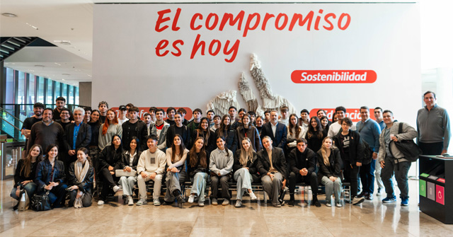 Estudiantes UP visitaron las oficinas del Banco Santander