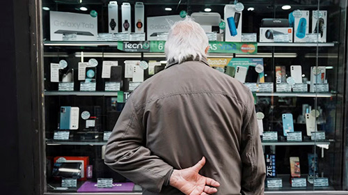 El consumo creció en julio impulsado por autos y préstamos, pero los bienes básicos siguieron sin repuntar