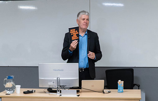 Justin Brooks present&oacute; su libro en la UP