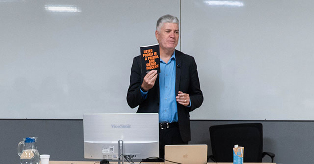 Justin Brooks present&oacute; su libro en la UP