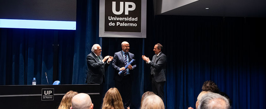 Mariano Borinsky recibiendo el t&iacute;tulo de Doctor Honoris Causa
