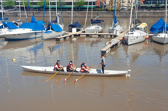 Remando por el puerto