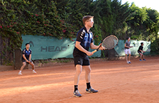 Raqueta, pelota y manos a la obra