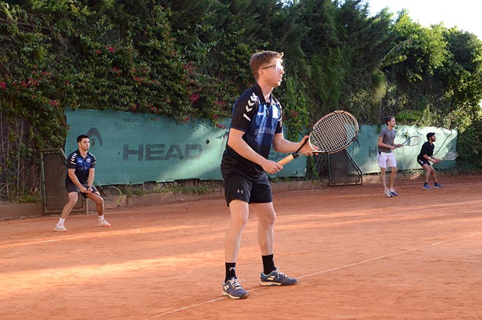 Raqueta, pelota y manos a la obra