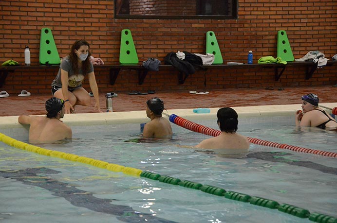 “¡Malla, antiparras en mano, gorra y al agua!