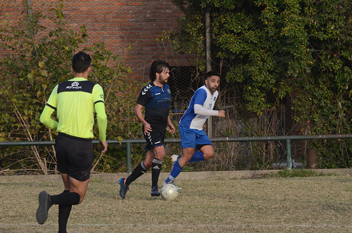 De volea y al lado del palo