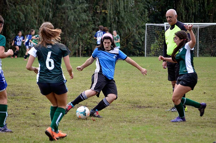 El representativo de fútbol femenino tuvo su día de buen juego y efectividad. Las chicas derrotaron por 4 a 1 a UCES con momentos de lujos, jugadas colectivas y alta definición. Un desempeño que refleja el trabajo que vienen realizando durante la semana. 