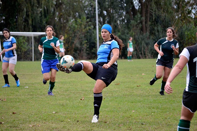 El representativo de fútbol femenino tuvo su día de buen juego y efectividad. Las chicas derrotaron por 4 a 1 a UCES con momentos de lujos, jugadas colectivas y alta definición. Un desempeño que refleja el trabajo que vienen realizando durante la semana. 