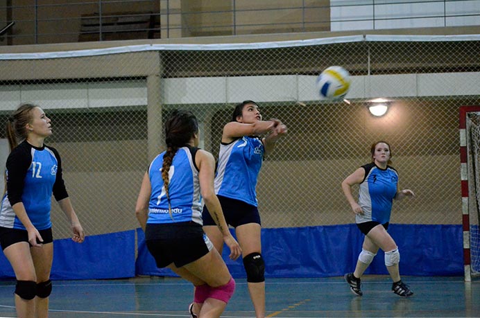 El representativo de vóley femenino no pudo conseguir otro triunfo, cayó frente a la UdeMM por 2-0 con parciales de 25-21 y 25-17. De todas maneras lo intentaron hasta el último momento luchando cada pelota. 