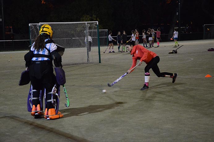 El representativo de hockey retomó los entrenamientos, iniciando una nueva semana. Las chicas se preparan para volver a competir en el Torneo ADAU. 