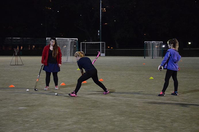 El representativo de hockey retomó los entrenamientos, iniciando una nueva semana. Las chicas se preparan para volver a competir en el Torneo ADAU. 