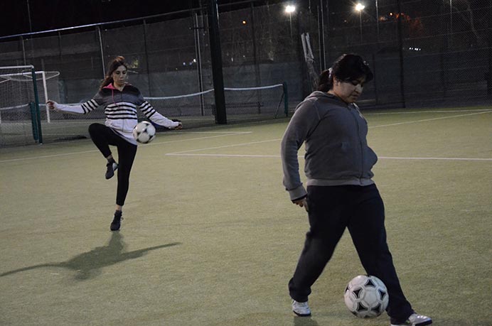 Las chicas de fútbol tuvieron su jornada inaugural después del receso. Reunidas nuevamente en Club de Amigos, las jugadoras se sometieron a diversos ejercicios para comenzar a ponerse a punto. 