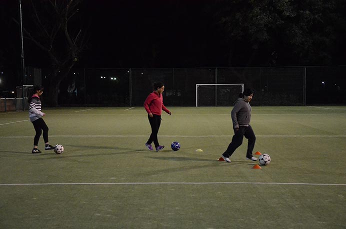 Las chicas de fútbol tuvieron su jornada inaugural después del receso. Reunidas nuevamente en Club de Amigos, las jugadoras se sometieron a diversos ejercicios para comenzar a ponerse a punto. 