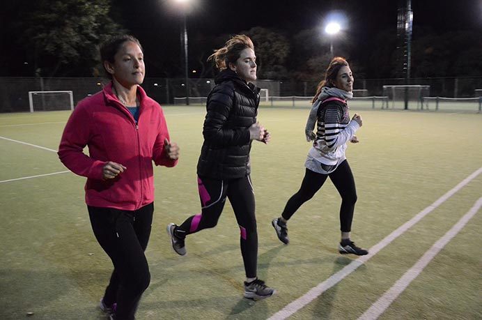 Las chicas de fútbol tuvieron su jornada inaugural después del receso. Reunidas nuevamente en Club de Amigos, las jugadoras se sometieron a diversos ejercicios para comenzar a ponerse a punto. 