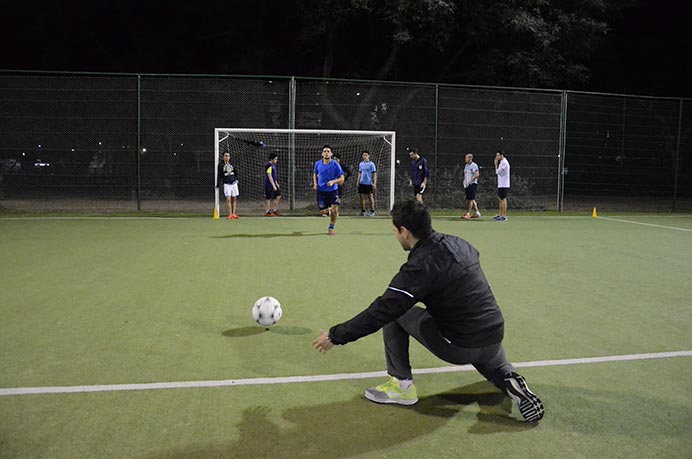 Para seguir mejorando el aspecto físico, el equipo de fútbol continúa con los trabajos semanales para llegar de la mejor manera a la competencia. En el último ensayo de la semana, se combinaron trabajos de reacción y velocidad con ejercicios con pelotas. 