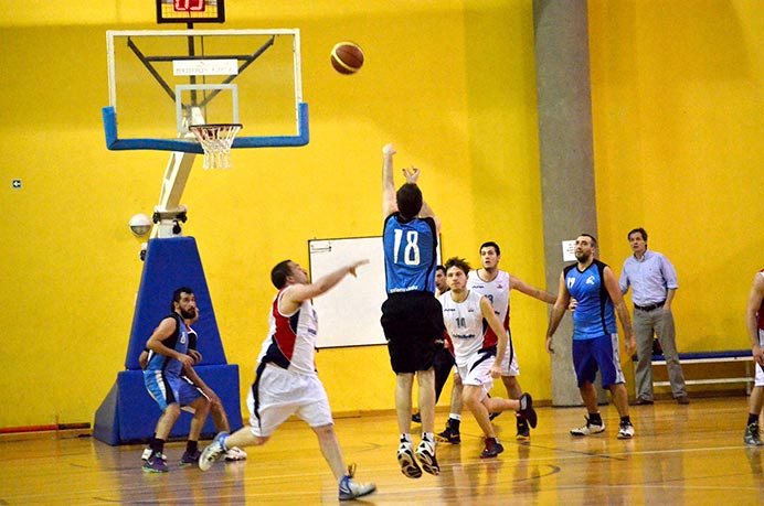 El equipo de básquet cayó ante el puntero e invicto de su zona, el Instituto Tecnológico Buenos Aires, por 68 a 54. Manteniendo la ventaja sobre gran parte del partido, el desgaste físico no les permitió aguantarla hasta el final. 