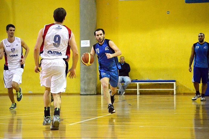 El equipo de básquet cayó ante el puntero e invicto de su zona, el Instituto Tecnológico Buenos Aires, por 68 a 54. Manteniendo la ventaja sobre gran parte del partido, el desgaste físico no les permitió aguantarla hasta el final. 