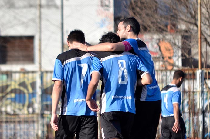 Parece ser que la tercera es la vencida, ya que luego de dos partidos sin triunfos desde la reanudación del torneo, el representativo se floreó con un 6-1 ante la Universidad Tecnológica Nacional de Buenos Aires que le permite soñar con volver a prenderse en la pelea. 