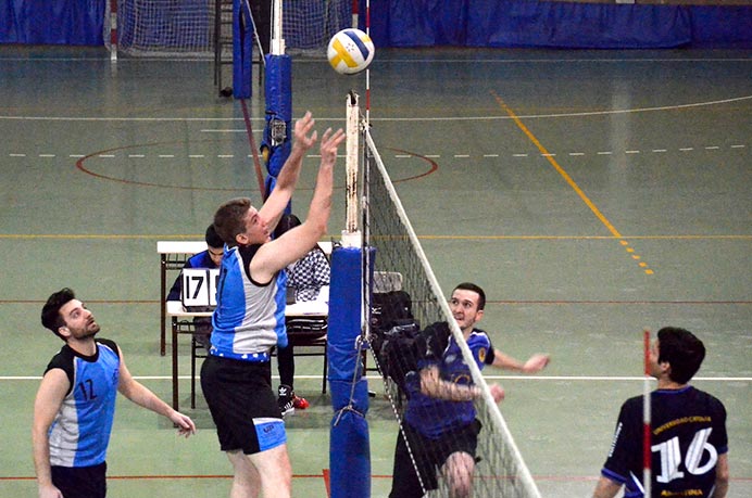 En el regreso a la competencia, el conjunto de vóley masculino consiguió una clara victoria ante la Universidad Católica Argentina, fue 2 a 0 con parciales de 25-13 y 25-18. Buen inicio en la Copa de Plata después de mucho tiempo sin partidos oficiales. 