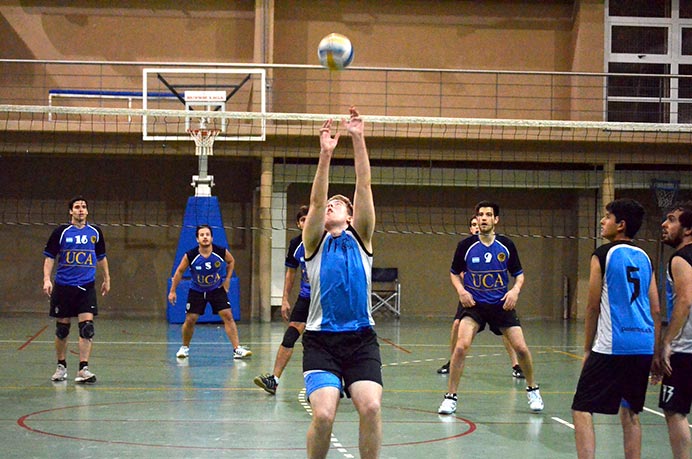 En el regreso a la competencia, el conjunto de vóley masculino consiguió una clara victoria ante la Universidad Católica Argentina, fue 2 a 0 con parciales de 25-13 y 25-18. Buen inicio en la Copa de Plata después de mucho tiempo sin partidos oficiales. 