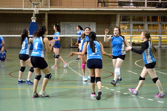 El representativo femenino de vóley volvió a conseguir la victoria en su segunda presentación en la Copa de Oro, fue 2-0 frente a la Universidad de Marina Mercante. Con el nivel desplegado dentro de la cancha, se ilusionan con aspirar a grandes cosas en la segunda parte del certamen. 