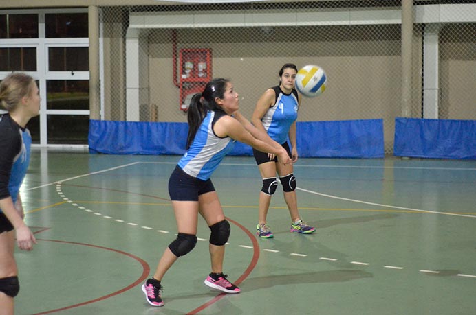 El representativo femenino de vóley volvió a conseguir la victoria en su segunda presentación en la Copa de Oro, fue 2-0 frente a la Universidad de Marina Mercante. Con el nivel desplegado dentro de la cancha, se ilusionan con aspirar a grandes cosas en la segunda parte del certamen. 