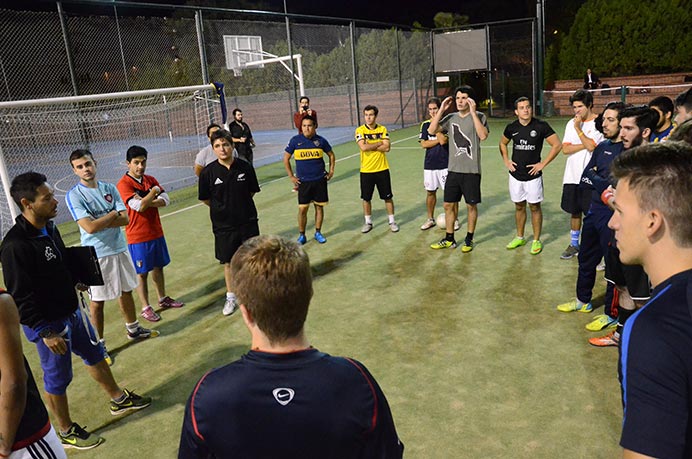 La espera llegó a su fin. Luego de varios meses de descanso, el Club de Amigos recibió nuevamente a los alumnos, pero con una novedad: ahora los representativos A y B entrenarán a la par. 