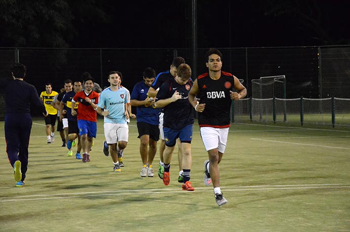 La espera llegó a su fin. Luego de varios meses de descanso, el Club de Amigos recibió nuevamente a los alumnos, pero con una novedad: ahora los representativos A y B entrenarán a la par. 