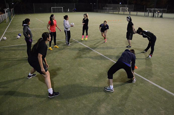 El entrenador de los conjuntos de fútbol masculino y Running, Facundo Trigueros, habla sobre la importancia de una entrada en calor previa a realizar una actividad física. ¿Qué se debe hacer?, ¿qué puede provocar?, ¿para qué sirve? Son algunas de las respuestas que se brindan a continuación. 