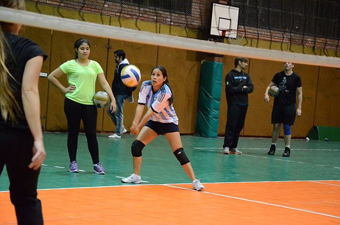 Mónica Castro Vera analiza el presente que está viviendo el representativo femenino de vóley. Después de jugar un gran partido en lo individual, se ilusiona con aspirar a grandes cosas con el equipo, pero igual mantiene los pies sobre la tierra. 